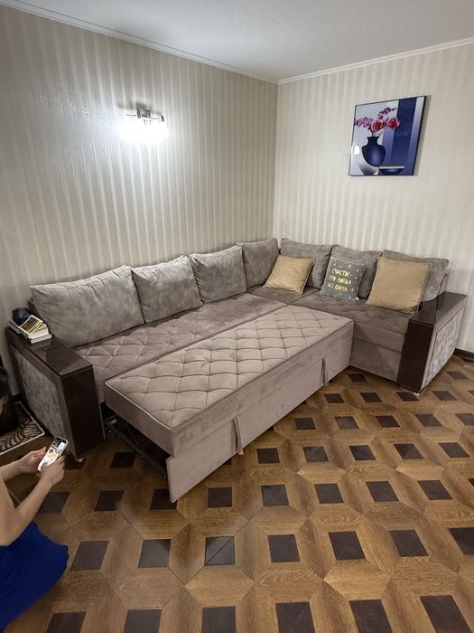 Диван с подушками