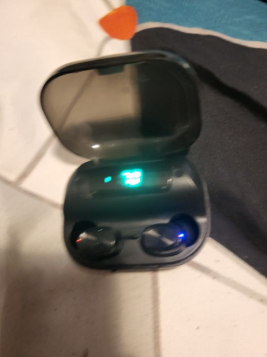 Vând căști bluetooth care au fost folosite un an  și curățate