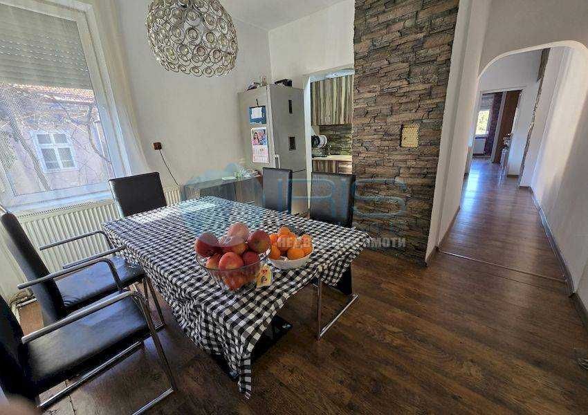 Дава се под наем Етаж от къща в Шумен, Център - 120 кв.м за 124950 € - Снимка #1