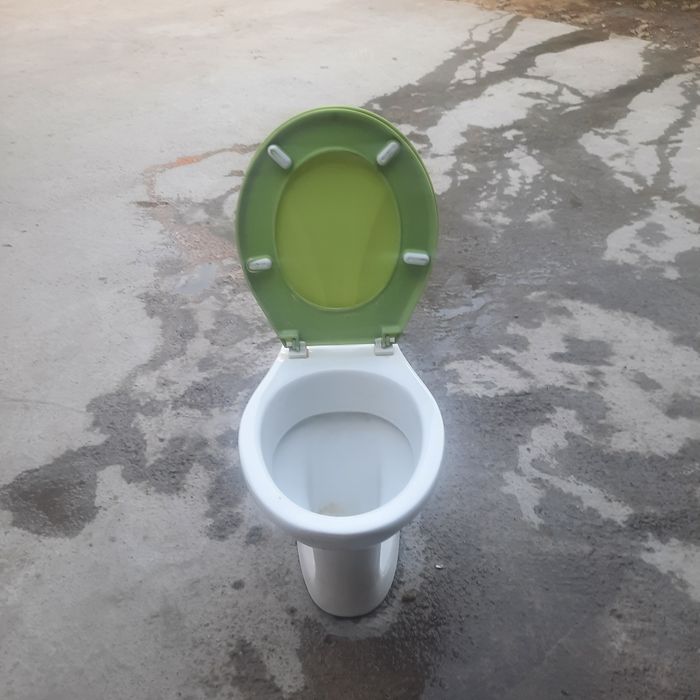Унитаз с крышкой