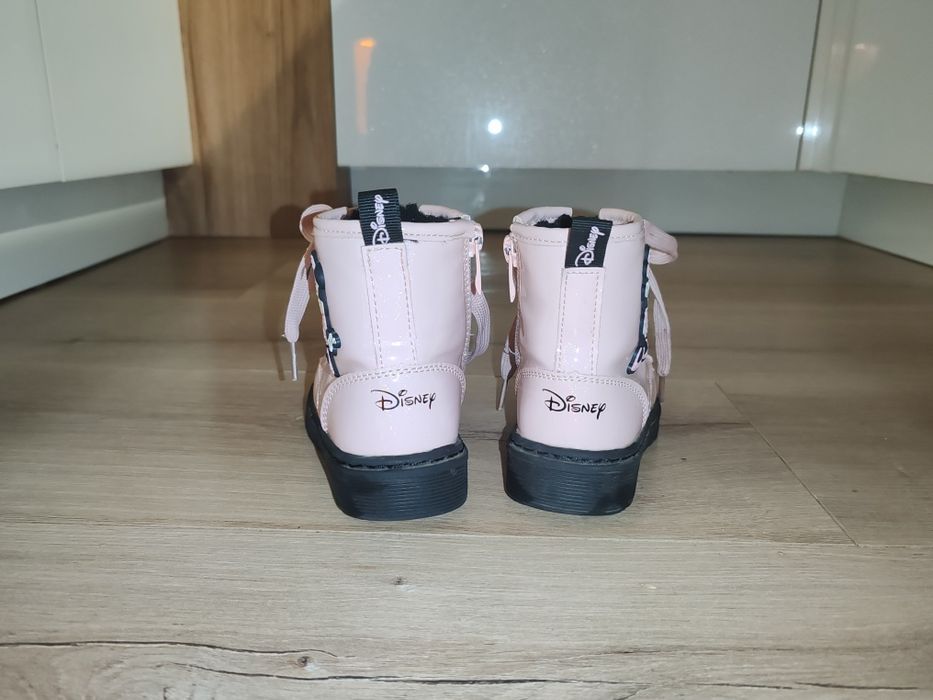 Продавам детски боти