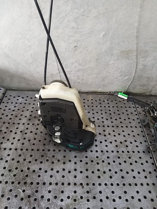 Broasca usa stanga spate toyota yaris 3 p13