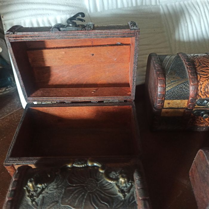 Два набора  шкатулок, разные