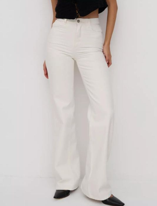 Джинсы клеш, молочный белый