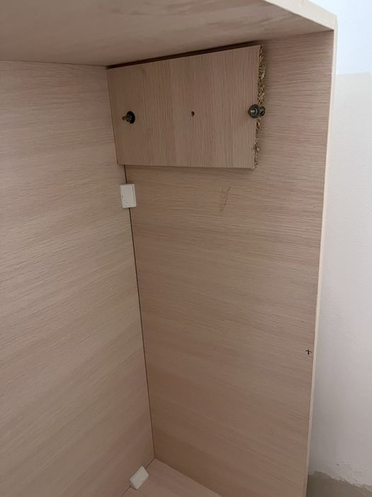 Үш аяқты стол бір аяғы сынған