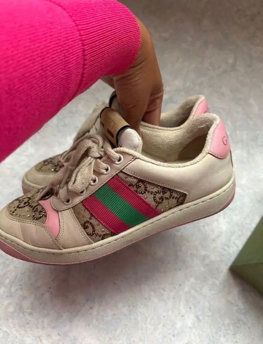 Adidasi Gucci roz cumpărați din Italia.