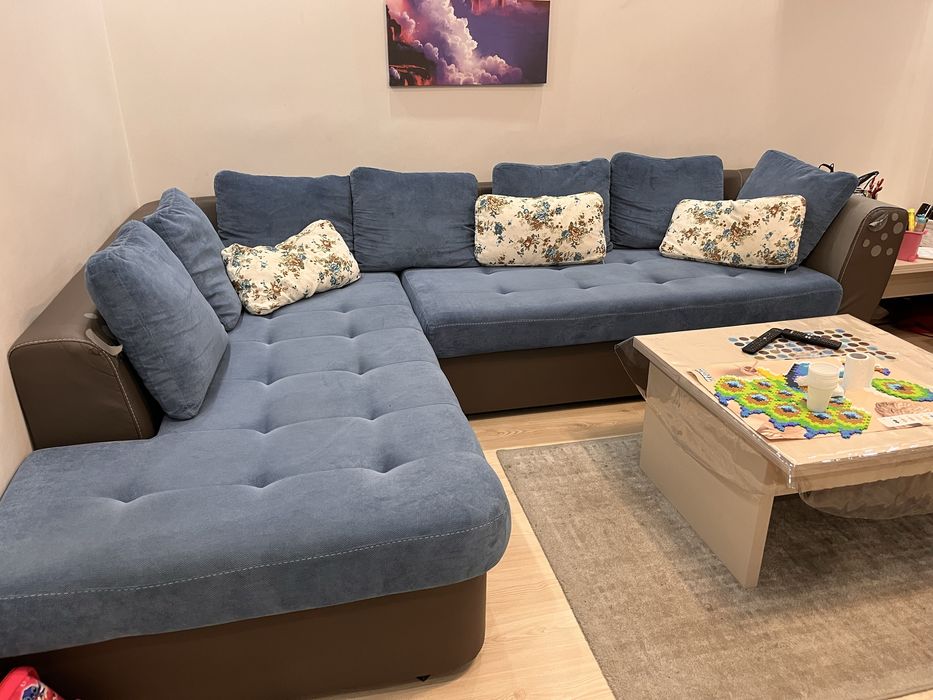 Голям диван с леки забележки