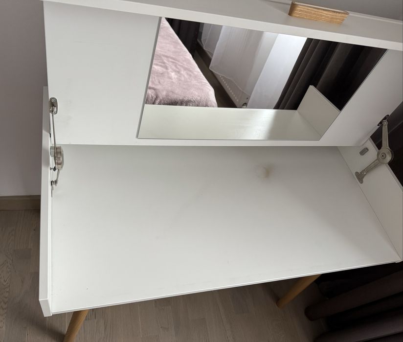 Vand masuta de machiaj