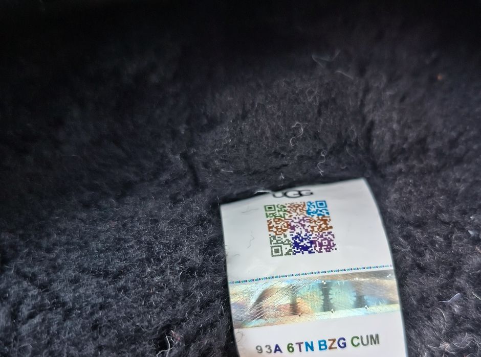 Кожени апрески UGG номер 40
W Classic Mini Platform в черно 1134991.BL