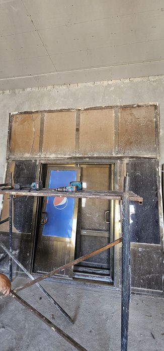 Akfa eshik romlar sotiladi b/u oynalari Bilan holati yaxshi 4 ta Dona