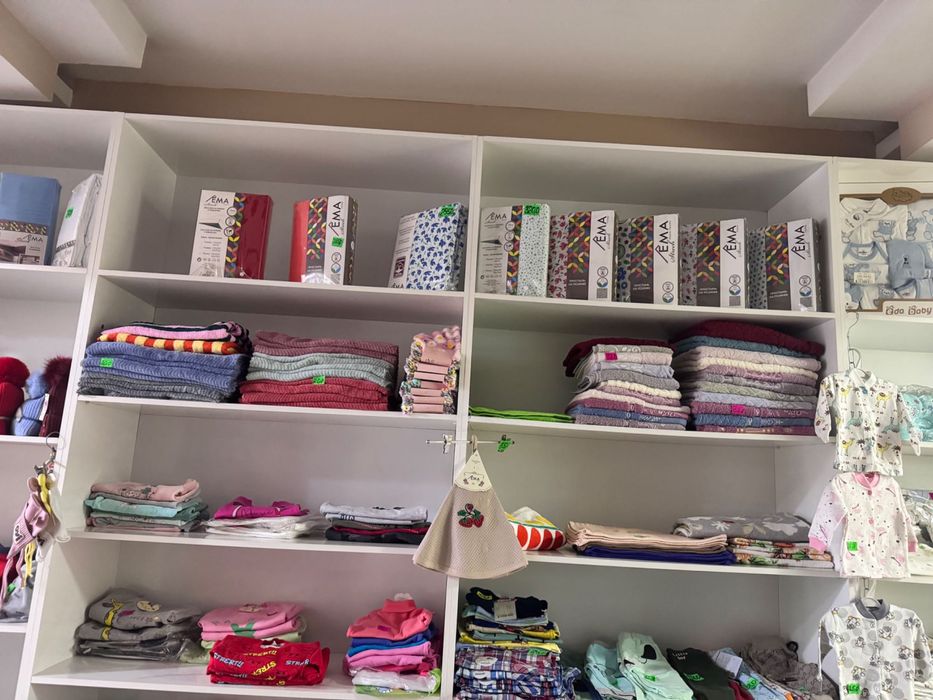 Красивый и удобный стеллаж для магазина