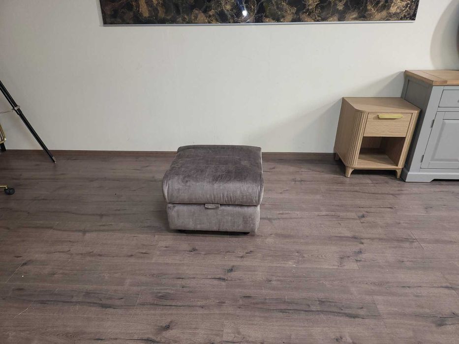 Кафява табуретка от плат с функция ракла