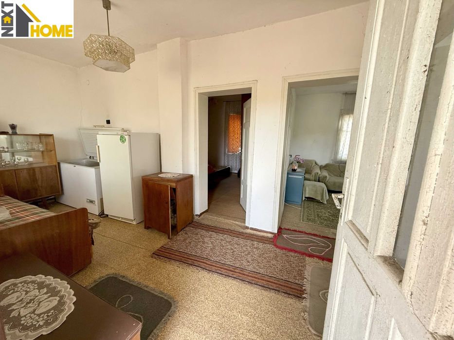 Две къщи с гараж, голям двор и стопански постройки с. Козаново