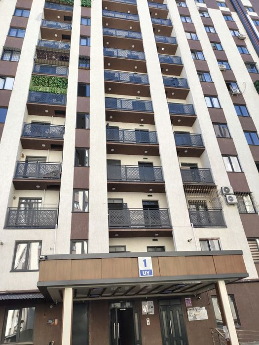 Новостройка, в хорошем расположении, сквозная квартира,