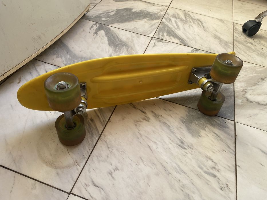 Скейтборд със светещи гуми.