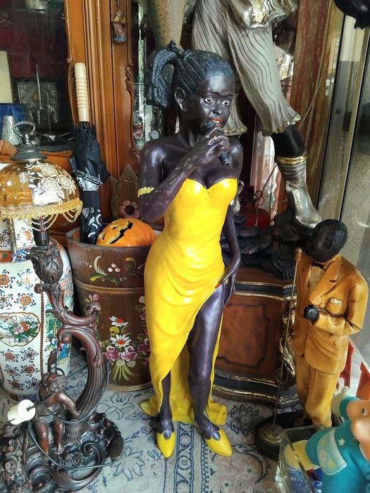 Невероятно статуетка на джаз певица!