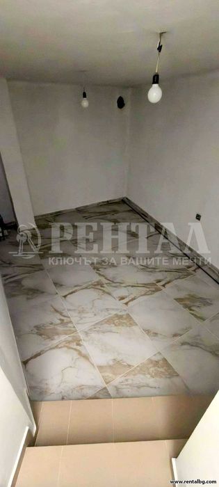 Магазин под наем срещу църквата Света Петка