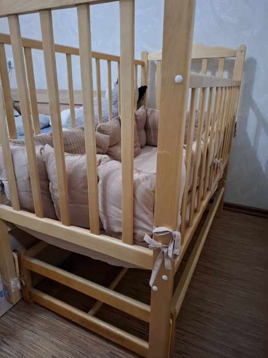 Кровать с бортиками и матрацем