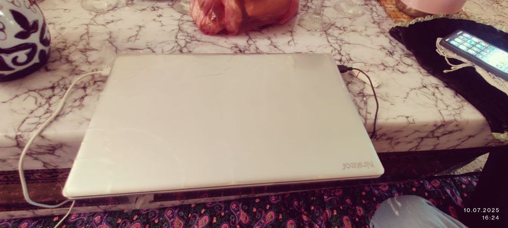 Notebook sotiladi markasi Ninkear ishlashi zur pashti yangi h