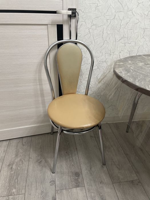 Кухонный стол и стулья