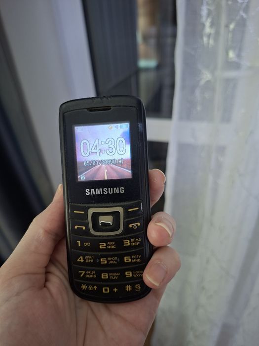 Кнопочный телефон Самсунг