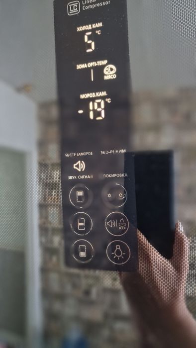 LG холодильник чёрного цвета