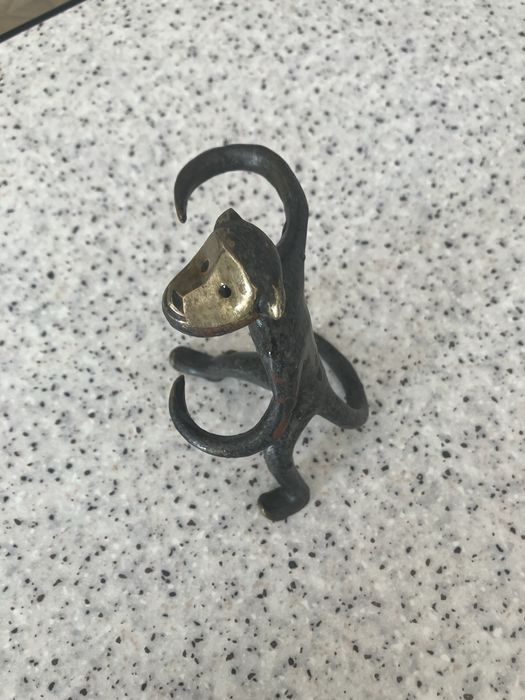 Продам чугунную статуэтку обезьянки