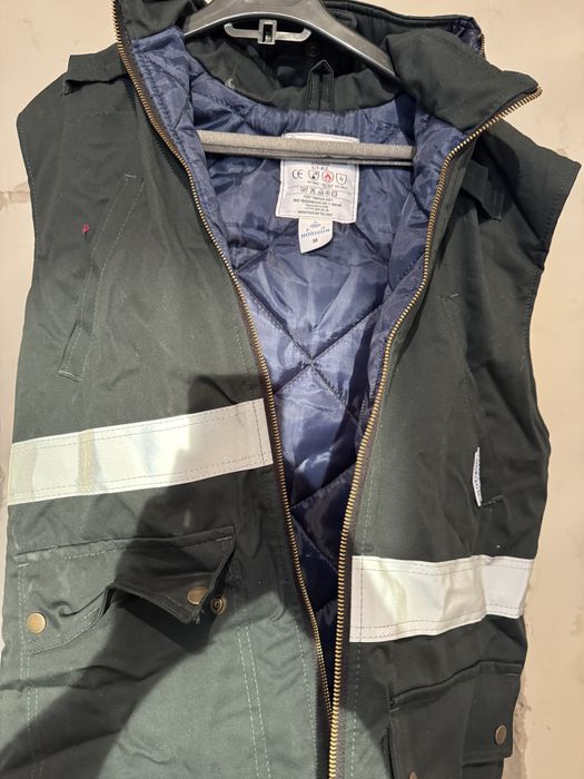 Жилет зимний с капюшоном