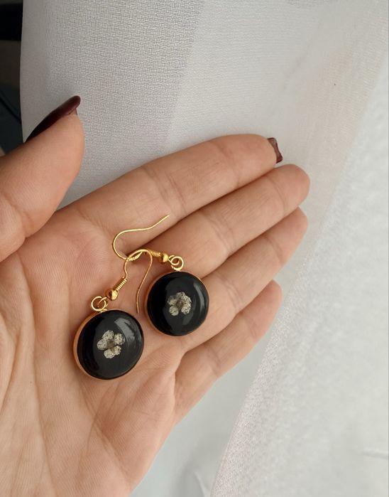 Cercei handmade cu flori naturale si rasina
