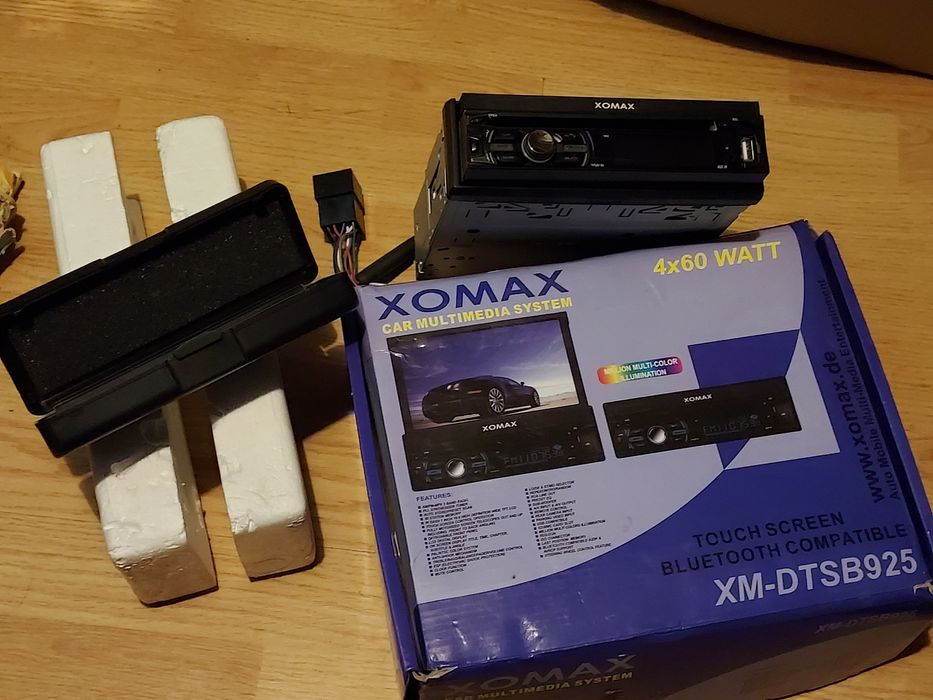 Radio casetofon cu display extensibil. Marca Xomax, 4x60 Watt