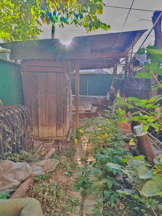 Продается за НАЛИЧНЫЕ, есть навес для машины.