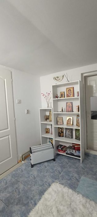 Casa Smeura (lângă Pitești, situat la 1 km de sensul giratoriu din Trivale)