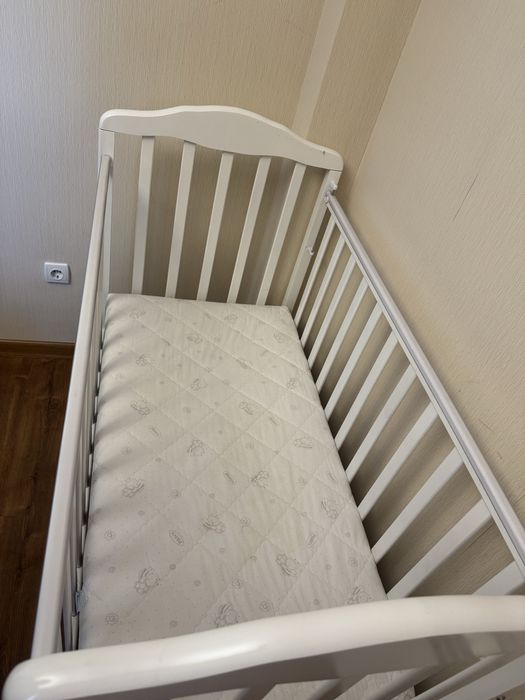 Белая детская кроватка
