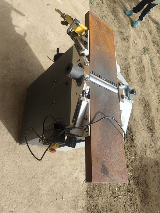 Mașina de rindeluit pe banc