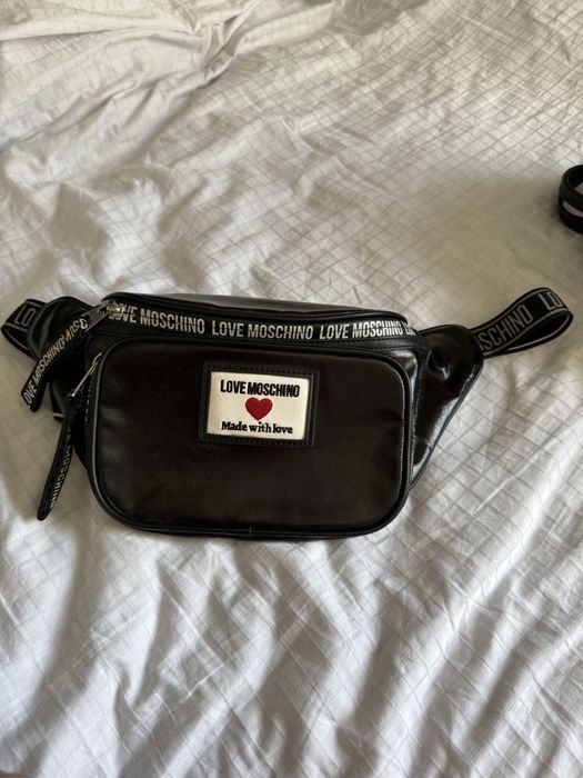 Moschino чанта през рамо или за кръста