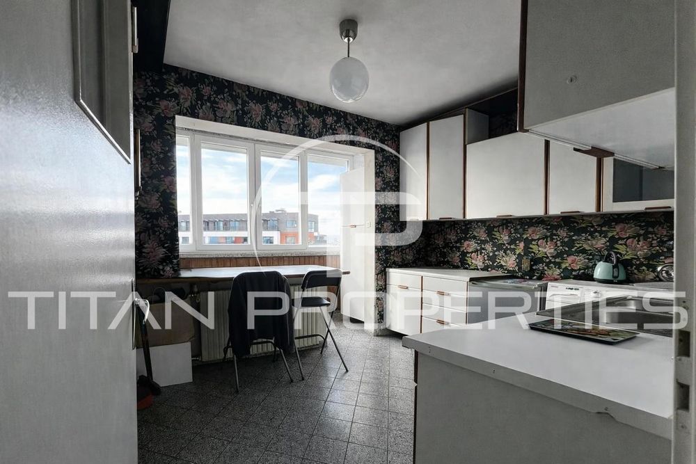 Тристаен за продажба в Център