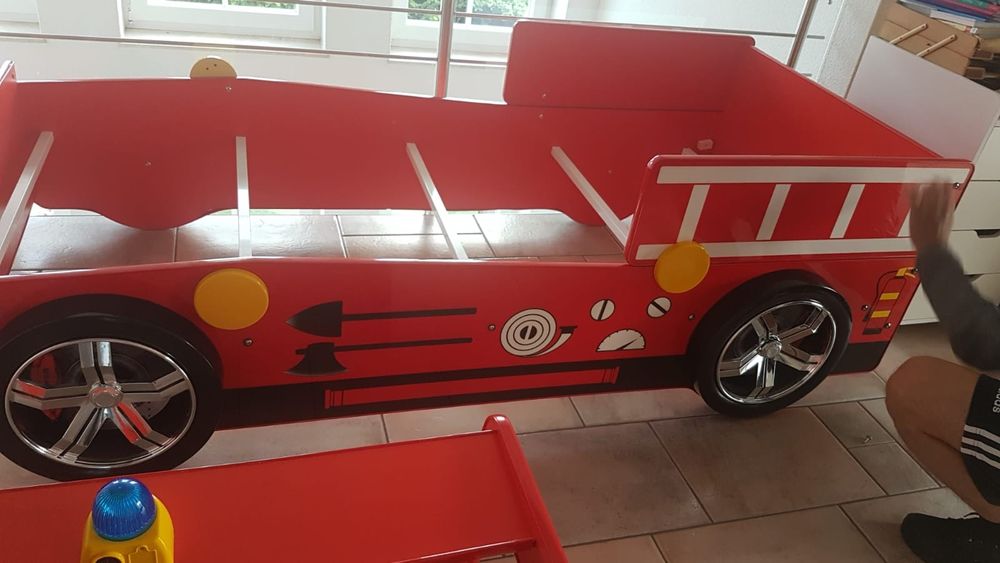 Pat in forma de masina de pompieri