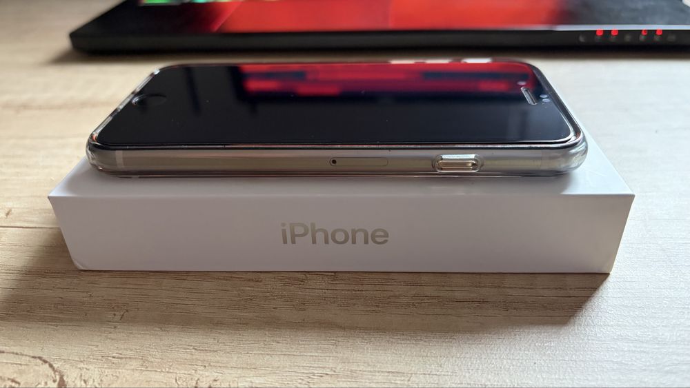 iPhone SE 2020 64GB - цвят Бял, с протектор и калъф - като нов