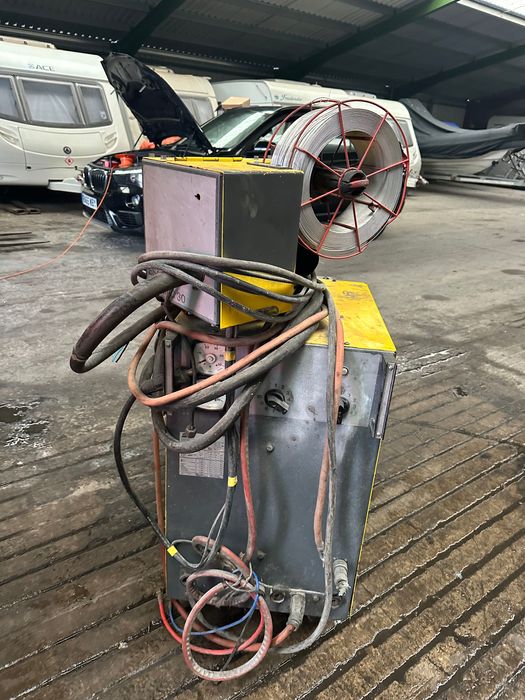 Професионален телоподаващ заваръчен апарат ESAB. LAG400