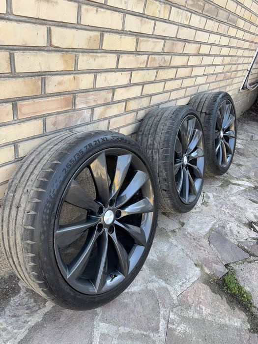 Продам диски и резину от Теслы