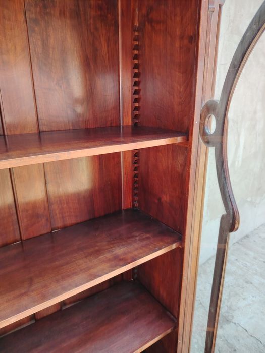 Vitrina din lemn cu geam