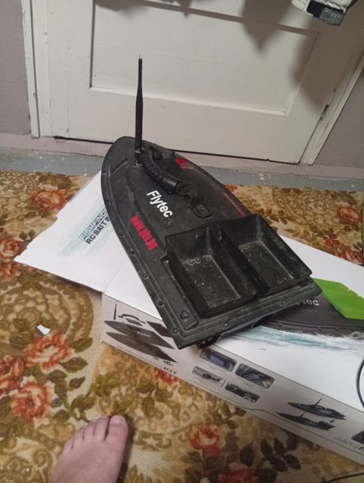 Лодка за нанасяне и захранка