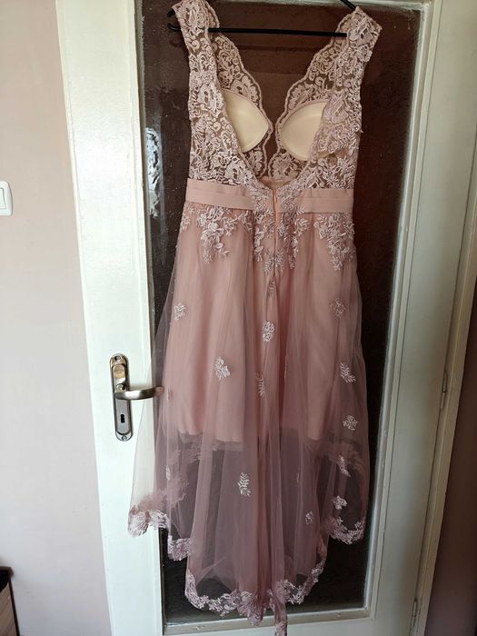 Официална рокля цвят пепел от рози с дантела и гол гръб