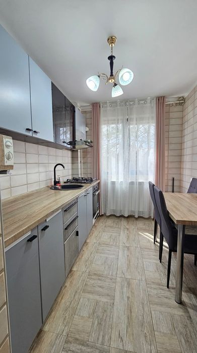 Apartament cu 3 camere semidecomandate, zona Alecu  DONICI,