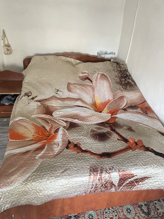 кровать и 2 тубочки