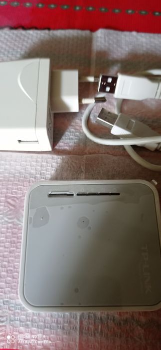 Портативный WiFi роутер  TPLINK TL-MR3020, можно использовать в авто.