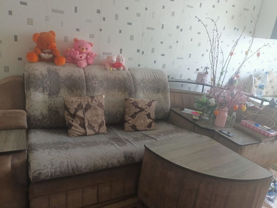 Кровать, шкафчик и диван