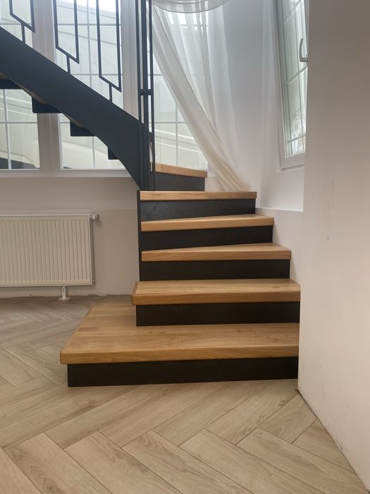 Trepte lemn pe schelet metalic