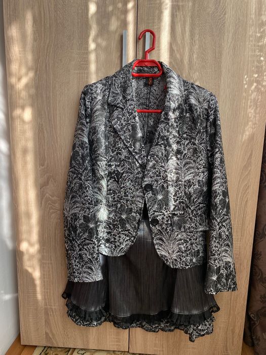 Vând costume de damă mărime 38-40 aproape noi nouțe