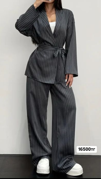 Продам стильный , брючной костюм